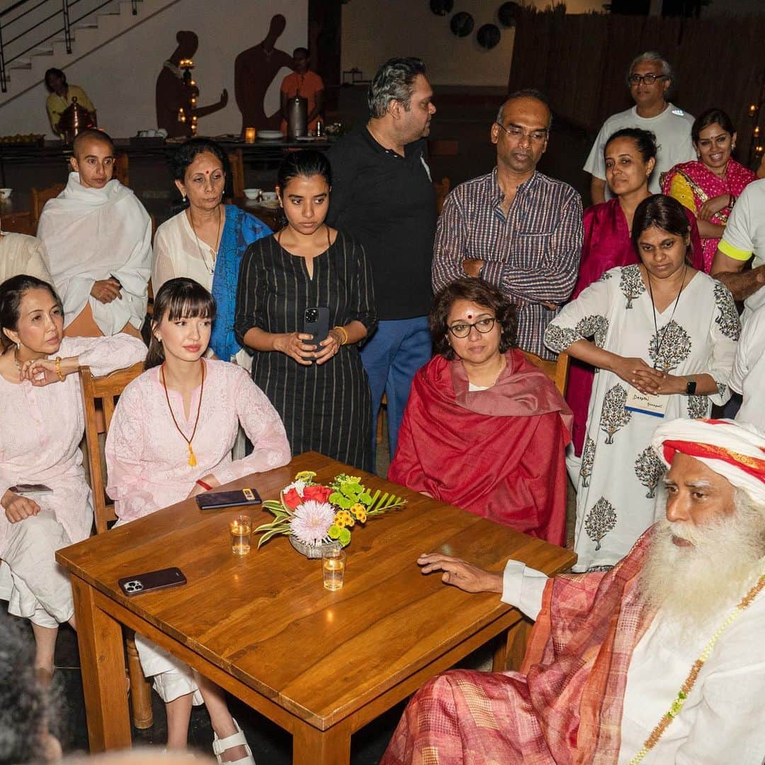 ラライン・シャーのインスタグラム：「All in the name of self improvement!   Learning to engineer our inner world to flow through life with more joy and much less friction.   What a wonderful ride with new friends on this journey of transformation!  Thank you @sadhguru for the laughs, the wisdoms and your surprise appearances.   #worldwithoutstrangers #innerengineering #yogaforthevibe」