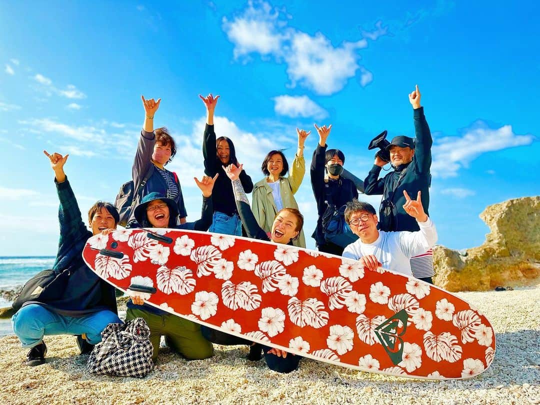 のインスタグラム：「14年間 楽しんだ旅サラダも 後2回の放送でレギュラー卒業✈️🥗✨  今週3/18（土）は 三船美佳 in 沖縄スペシャル🌺🏝✨  会いたかった人👪 やりたかった事🐳👙🏄🏍 行きたかったところ🧘‍♀️⛰🌿💫  大好き過ぎる#座間味島 や 本島は#ヤンバル とか🏄とか  妥協なしで全て 夢、叶えてくれました！ （アワシマさんありがとう🥹w） 本気でやり尽くしてきました😆  (やり尽くし過ぎて 帰ってきてノドやられた 体力限界BBAです🤣 でもその後プライベートで スノボ2daysしたくらい 元気は元気です💪笑 そして今回改めて好きだと再確認したスキューバの ライセンス取りに早速通い始めました😂)  先週ロケ行ったばかりだから 今も編集真っ只中かな？！ お疲れ様です😂  関東ロケチームの ヘアメイク@meza_bento  スタイリスト@yumi3570  マネージャー ミカリン カメラマンハッシー 音声 大野ちゃん（初めましてだけど私も旧姓大野でもぉ親戚） 淡嶋先生、 モリガミちゃん、 そして（愛犬と共にお泊まりさせてもらった仲の）マッツン 本当にありがとう🙏🌟  そしてロケ以外で支えてくれてる たくさんのスタッフさんを含め、 大好きなチームでの 旅サラダ最後のロケは  人生観や価値観の変わる 宝物のような引き寄せだらけの 旅となりました🌟  私がプライベートで旅する時は ほとんどの場合 旅先にいる 心友に会いに行くスタイル。 そしてそこから、 また新たな出逢いが広がり より深く、 その場所を愛する事につながる😌  なんだか、普段の私らしい 旅のスタイルに近かった🌼  そこに#旅サラダ パワーが加わって 化学反応が起きたのかな🌈💫🌿  ホント楽しかった😆😆😆  まだどこが、 どー放送されるか分からないので 詳しくは是非オンエアを観てね🤣」