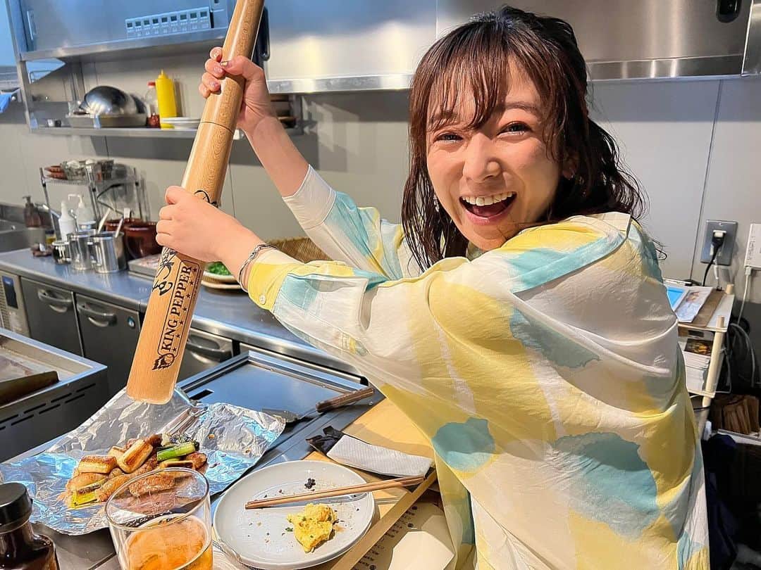 のインスタグラム：「野球のバット型ペッパーミル！！ インパクトありすぎ🤣！！  この、今まで見た中で1番大きなペッパーミルを持たせていただいたのは WBCで、ペッパーミルパフォーマンスが注目を集めることなど知らなかった、1ヶ月ほど前のこと🥹  今ならきっと お店の方のパフォーマンスも さらに注目を集めているのでしょうね！  今晩、侍ジャパンは いよいよイタリアとの準々決勝⚾️  たくさんペッパーミルパフォーマンスが出るような試合になりますように🍀  がんばれ侍ジャパン⚾️！！  #WBC #侍ジャパン #ペッパーミル #バット型ペッパーミル  #ペッパーミルパフォーマンス #nikutama #どれを食べても美味しかった」