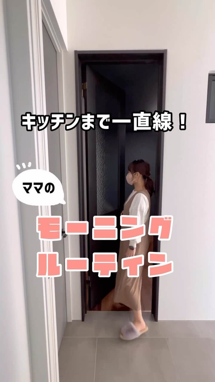 シティハウス産業株式会社のインスタグラム：「ママの #モーニングルーティン  #☕️    #寝室 のすぐそばに #洗面 があると便利♩  #キッチン までは行き止まりがなく一直線の #動線   皆さんはどんな朝を過ごされていますか？☺️💭︎💕︎  ▼フォローしてお家作りの参考に🏡▼ ❁–––––––––––––––––––––❁ more photos :@cityhouse770 ❁–––––––––––––––––––––❁ * *  #暮らし #緑のある暮らし#家事動線   #キッチングラム #平屋 #自由設計  #朝のルーティン  #洗面台収納   #キッチンインテリア #キッチン収納  #平屋暮らし #平屋の家 #平屋間取り   #キッチン収納棚 #注文住宅 #マイホーム   #収納 #収納アイデア  #マイホーム計画  #新築 #中庭のある暮らし #朝の習慣   #インテリア雑貨 #コーヒースタグラム」