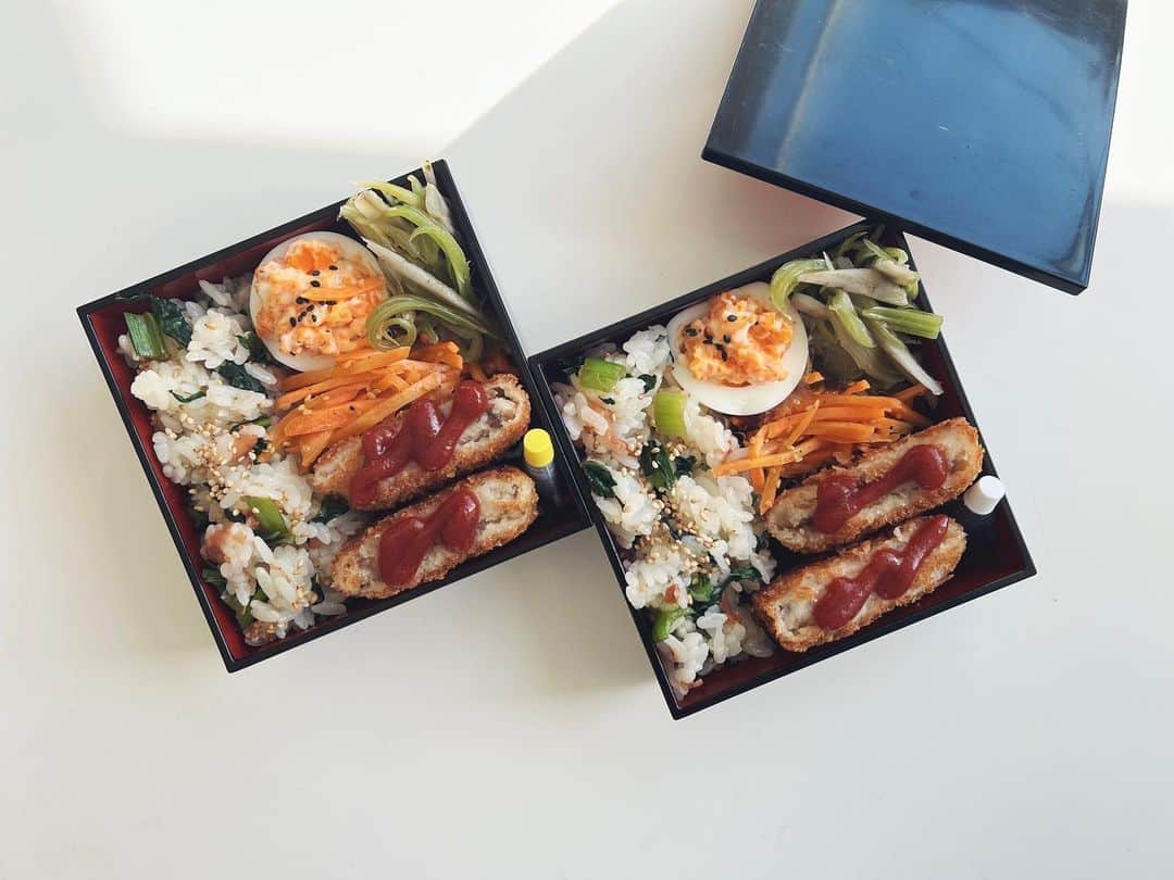 のインスタグラム：「今日は朝から煽り運転に巻き込まれて大変でした😭😭😭  お弁当♡  コウケンテツさんのYouTubeで見た青菜ご飯、コロッケ、若ごぼうの焚いたん、人参ナムル、いつものゆで卵☺︎  #お弁当 #wacchiskitchen」