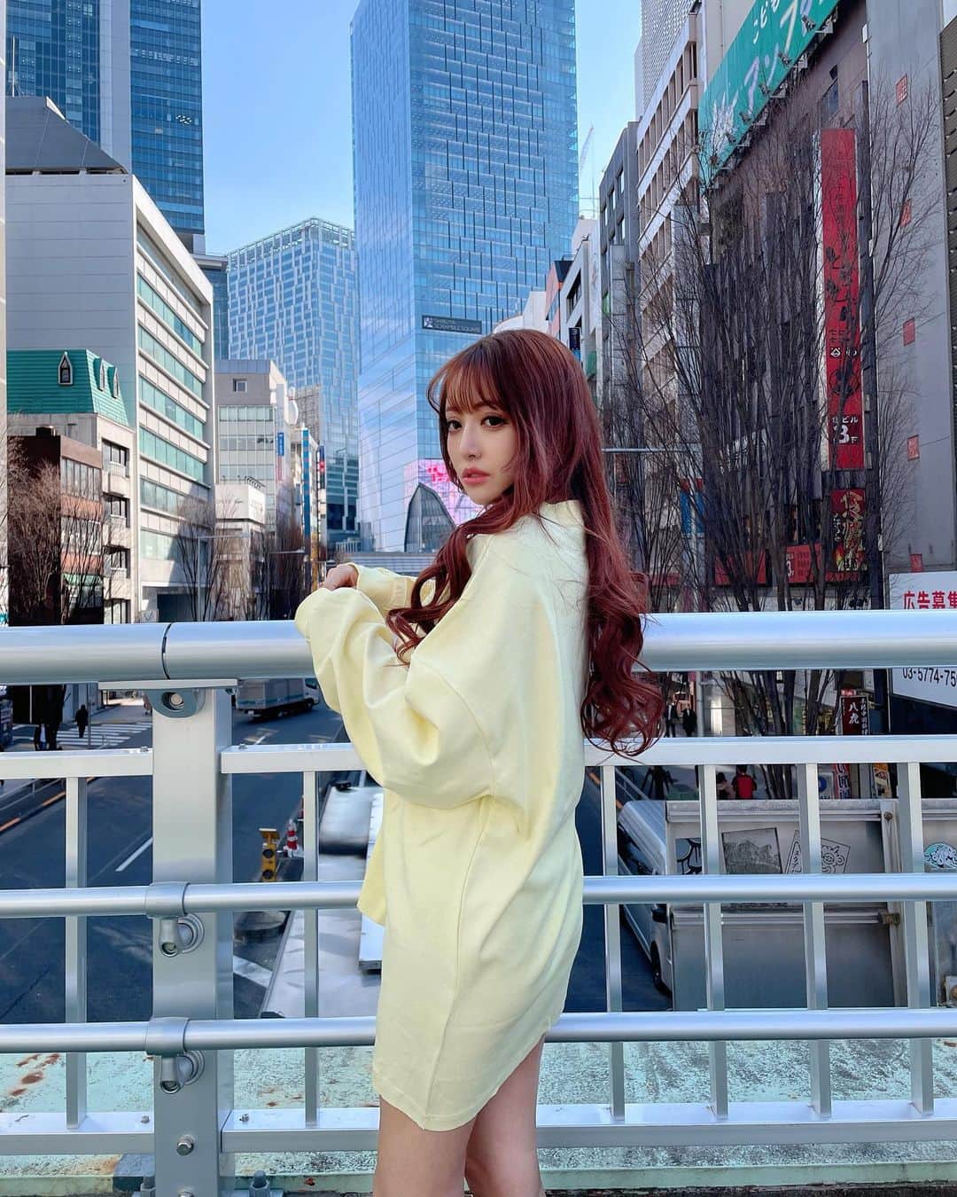 のインスタグラム：「おはようございます❤️ この一枚目の写真良くない！？w ストリートな感じでお気に入り🥰🥰🥰 袖長ロンTお気に入り💋 【 @riina_couture 】 #riinacouture#blackriina#渋谷#ストリート#宮下パーク#ロンt#ロンtコーデ」