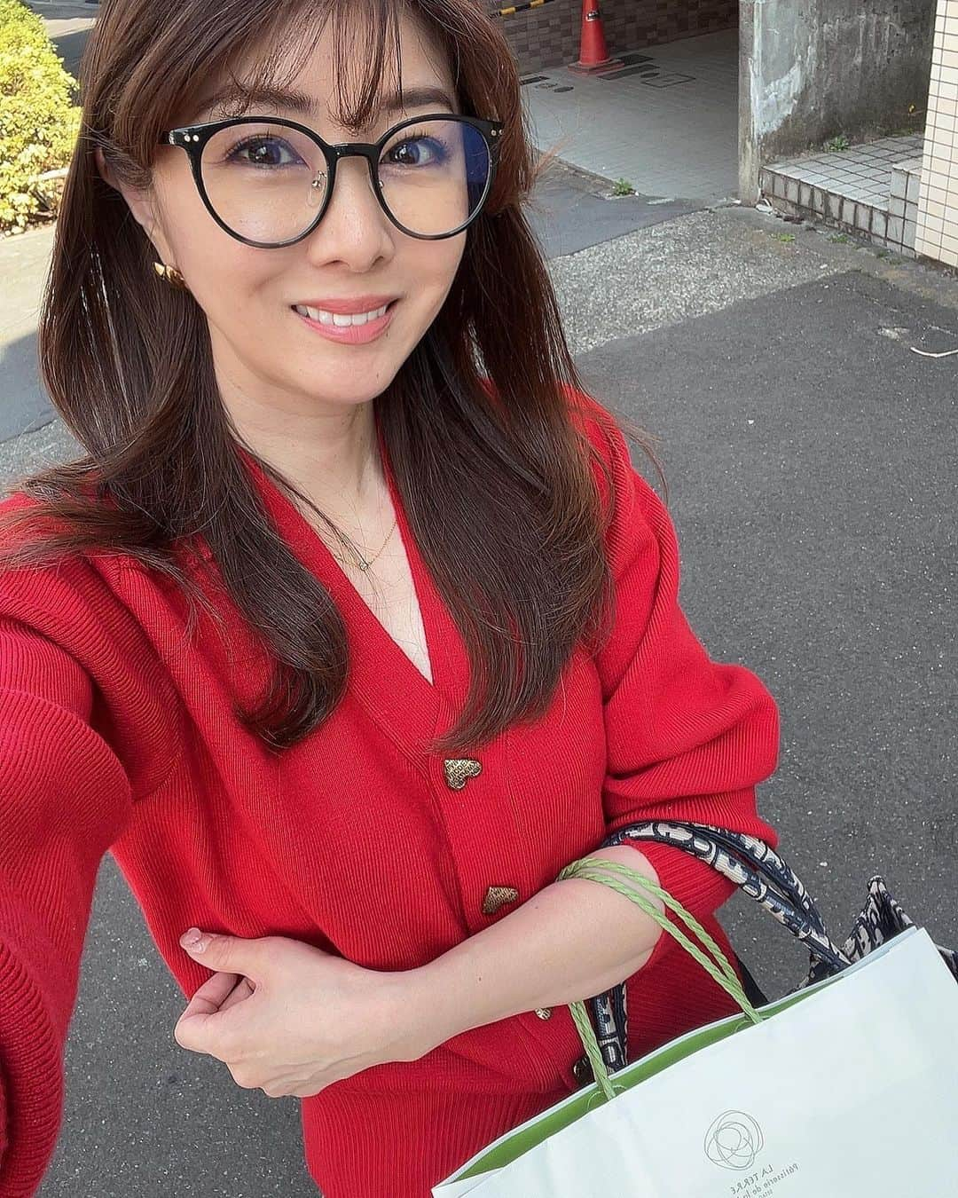 矢部美穂さんのインスタグラム写真 - (矢部美穂Instagram)「今日は『おとなレクリエーション』✨ レギュラーのラジオ収録です😍 昨夜はちょっと楽しくて飲み過ぎた私ですが 本日も元気いっぱいです‼️ YABEKEの前にラジオのお仕事も頑張ってきます😊  差し入れも買ってきたよん♫  #ラジオ #ラジオ収録 #今日も #元気に #40代 #40代コーデ  #矢部美穂」3月16日 12時12分 - miho.yabe.0607