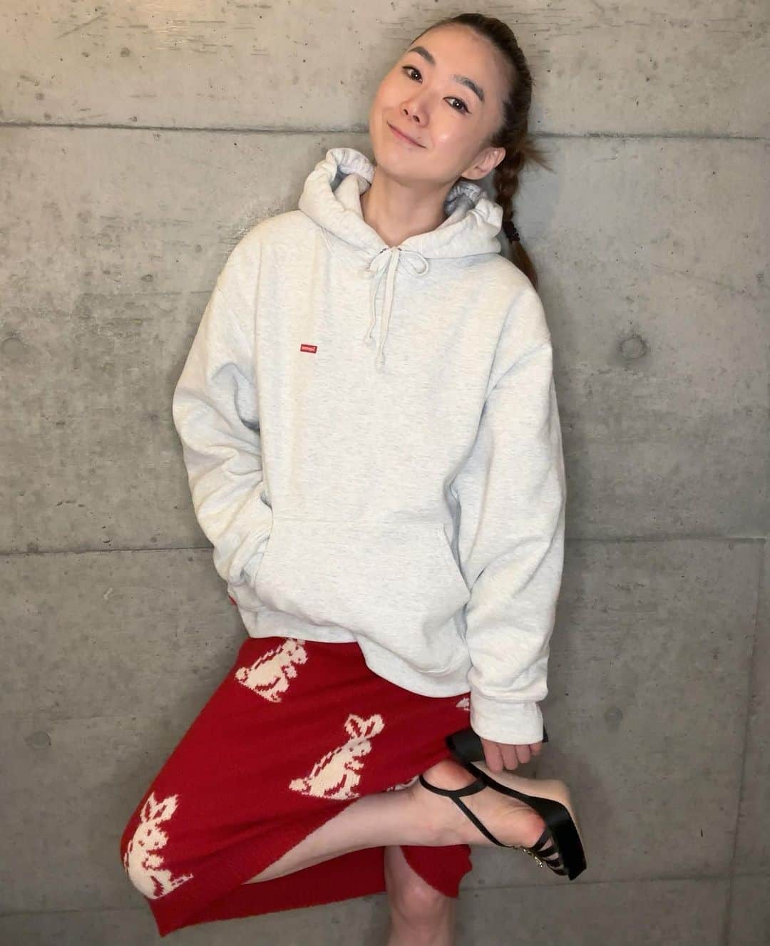 岸本佳子さんのインスタグラム写真 - (岸本佳子Instagram)「🐰🐰🐰  ニットのスカートって 年間で着れる時期が短いです。 今年も2回しか着ていません。  Hoodie @supremenewyork  Skirt @prada  Shoes @rogervivier   #ootd #fashion #lifestyle #qol #tokyo #prada #supreme #rogervivier」3月16日 12時13分 - yoshico_kishimoto