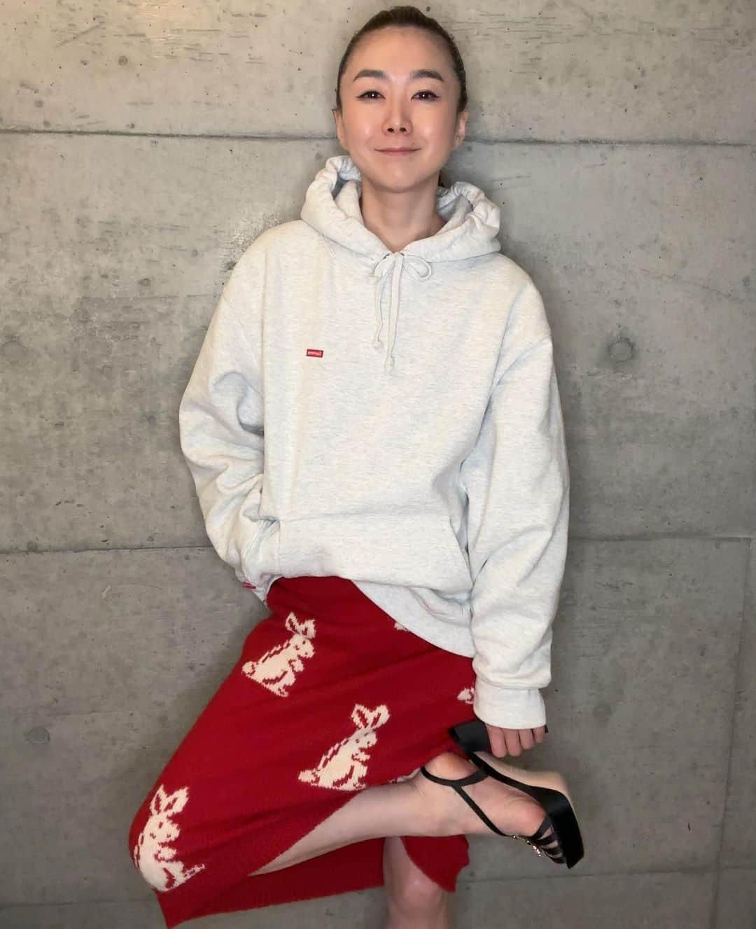 岸本佳子さんのインスタグラム写真 - (岸本佳子Instagram)「🐰🐰🐰  ニットのスカートって 年間で着れる時期が短いです。 今年も2回しか着ていません。  Hoodie @supremenewyork  Skirt @prada  Shoes @rogervivier   #ootd #fashion #lifestyle #qol #tokyo #prada #supreme #rogervivier」3月16日 12時13分 - yoshico_kishimoto