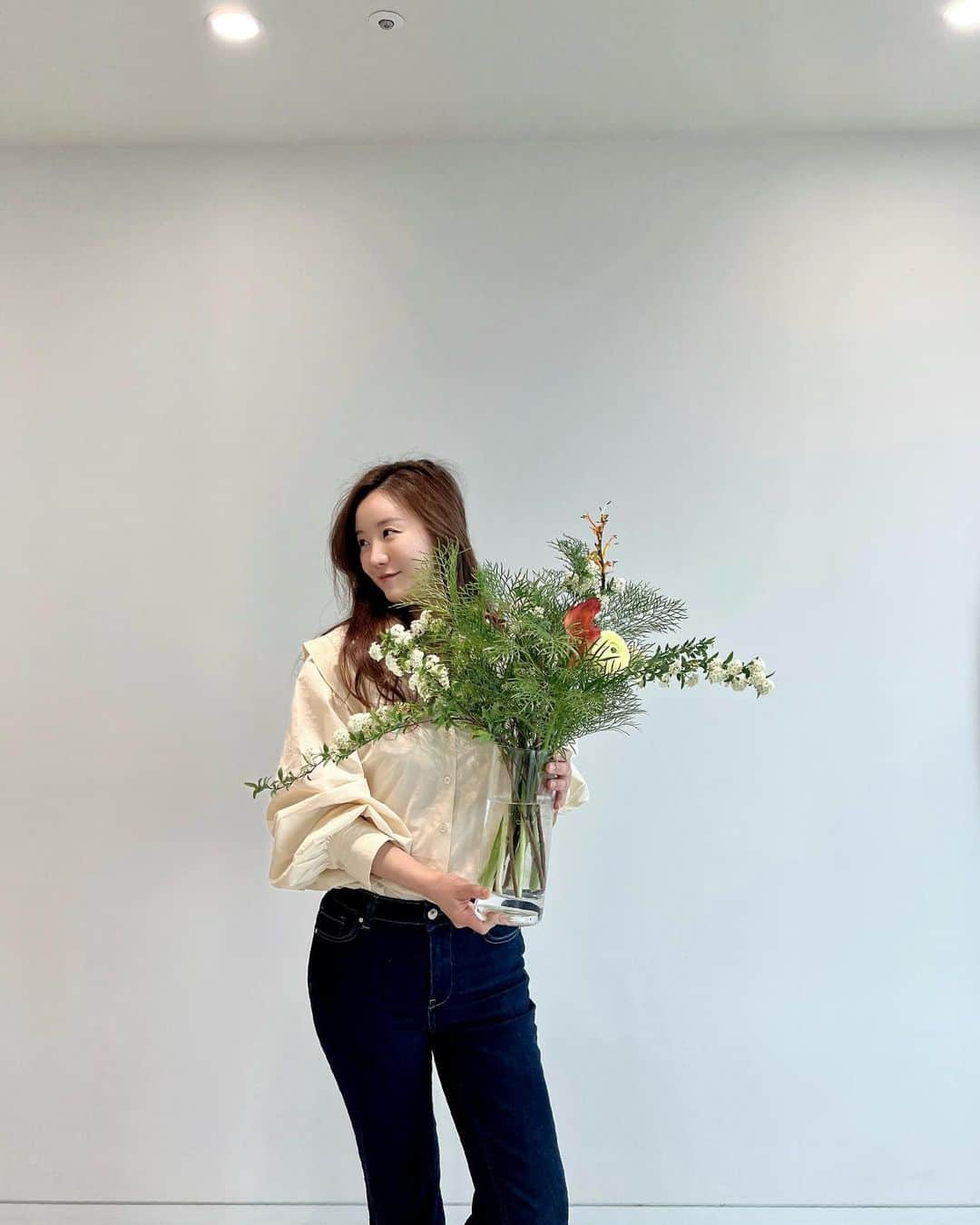 チェ・ジャヘのインスタグラム：「. 오늘 다녀온 리빙 촬영!!  준비한 꽃도 넘 맘에 들고  작년 여름  달앤스타일에서 작업하면서 함께 타일, 마루, 조명 고르며 뜨거운 여름을 함께 했던 추억이 새록새록  멋진 집은 #여성조선 4월호에 소개됩니다  #달앤스타일 #자혜로운리빙 #인테리어그램 #인테리어스타일링」