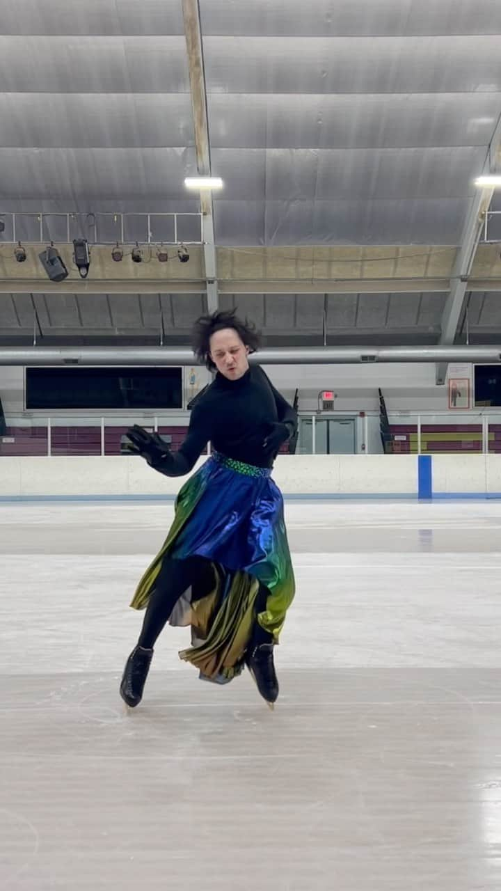 ジョニー・ウィアーのインスタグラム：「15.3.2023 So there I was, unhinging, minding my own bidness… 🎼Pégate @ricky_martin  #figureskating #skirt #rainbow #training #rickymartin」