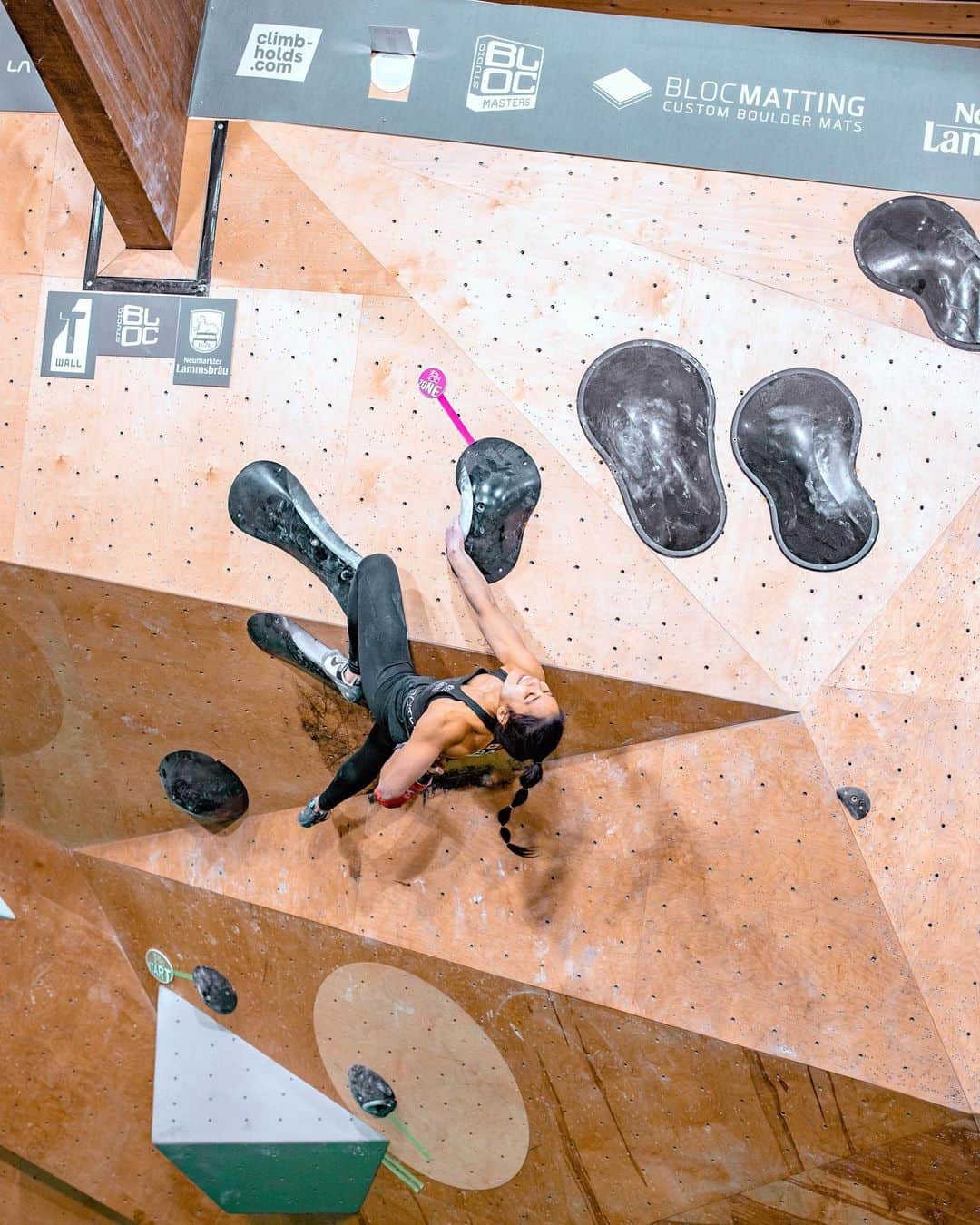 のインスタグラム：「Relief and joy when I finally got a zone hold on the fourth finals boulder after struggling on the first three 🫢  Studio Bloc Masters 2023 was equal parts exhausting and exhilarating. Thanks @studio_bloc_darmstadt and all the setters and volunteers for making it all happen ✨   The qualifier was a four hour scramble round with 400 competitors where your top 20 completed boulders made up your score 🫠 I rarely climb that hard for that long with such little rest so I was pretty tired! Stoked to have pushed through and made finals again at my second preseason comp.   Photos @pho.metheus」