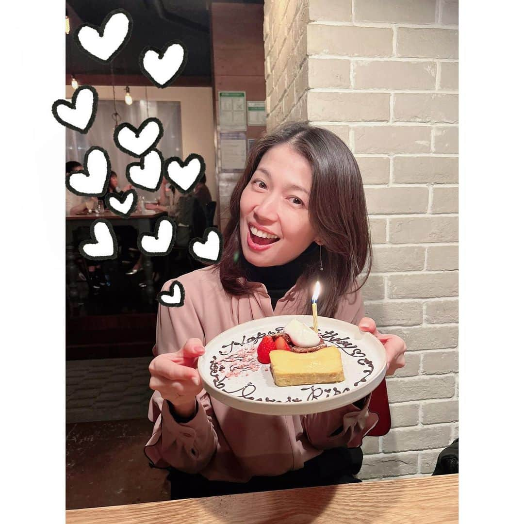 純名里沙のインスタグラム：「昨日はワタクシ誕生日でして🎂たくさんのお祝いのメッセージをありがとうございました^ - ^🌸✨  お陰さまで気のおけない仲間にお祝いしてもらい元気にお誕生日を迎えられたこと、感謝の気持ちでいっぱいです🌸  いくつになっても、今の自分が一番好きと言える女性でいたいと思います✨  それにはまず健康であること！ たくさん食べてよく寝て、たくさん笑う一年にしたいです♪✨  桜も咲きましたね🌸今日も皆さまにとって笑顔溢れる日になりますように👍🌈✨  #純名里沙 #risajunna #誕生日でした #たくさんのメッセージありがとうございました #ますます元気に #過ごしたいと思います #感謝❤️ #ありがとう😊」