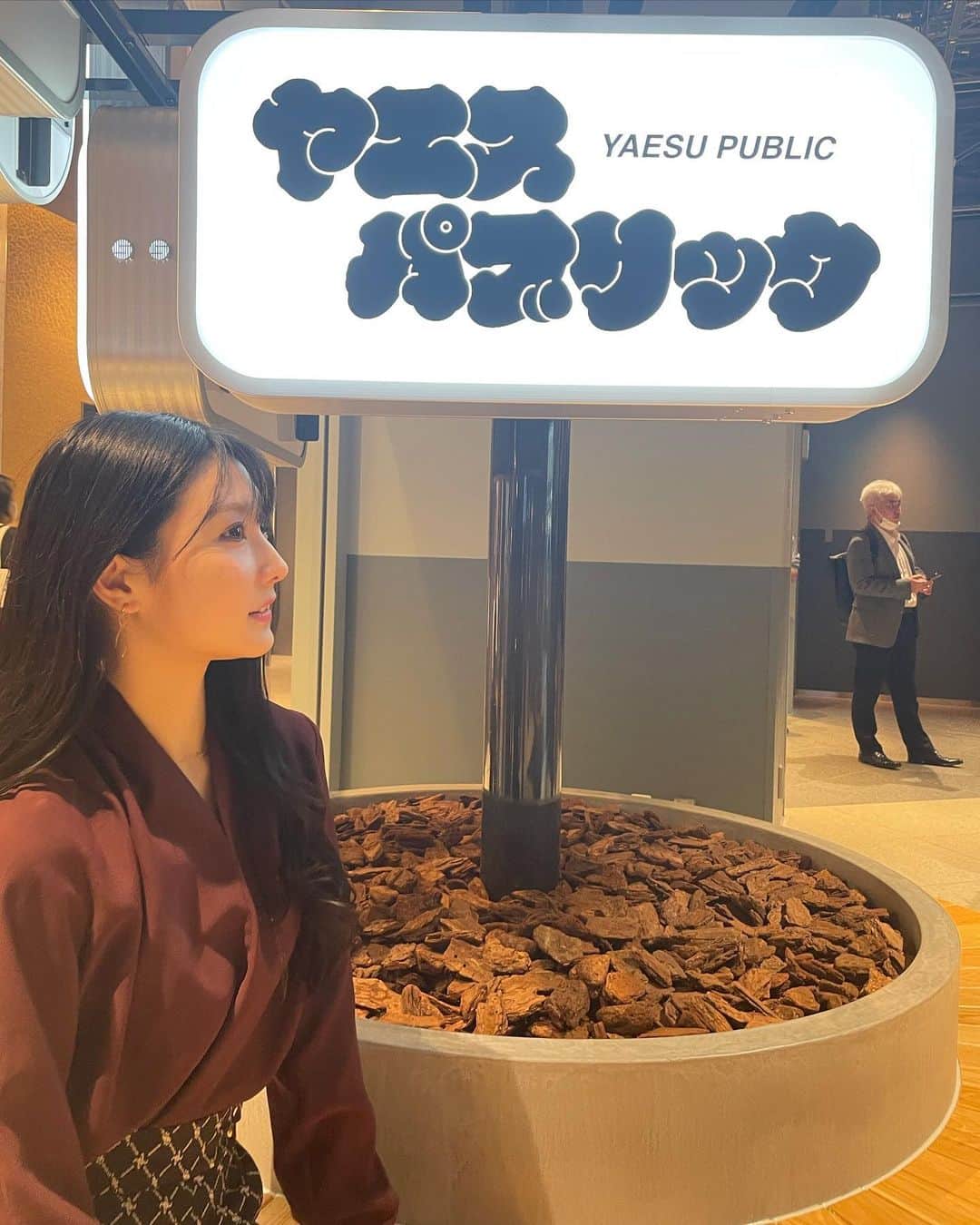 林愛莉さんのインスタグラム写真 - (林愛莉Instagram)「3月23日～26日の4日間で「夜遊びinヤエスパブリック」を開催します👀 対象店舗を利用すると、先着で「占い」or「テーブルマジック」を体験できちゃいます！ 今回は東京女子部でマジックイベントを先行体験してきました🪄  施設内には話題のお店がたくさん入っていて、日本全国の美味しいグルメを都心で食べられるのが有り難い！(写真は煮干しそば藍の京都白だし中華そば🍜 ミシュランガイド京都に掲載されている名店！)  そして、いつも沖縄に行くと必ず食べるぽーたまが都内で食べれるのは嬉しすぎました笑🍳  出張帰り、仕事帰りなど、シーンに合わせて気軽に行ってみてください🚄  #東京ミッドタウン八重洲 #夜遊びinヤエスパブリック #ヤエパブ #東京女子部 @tokyo_joshibu」3月16日 12時28分 - rinairi_0127