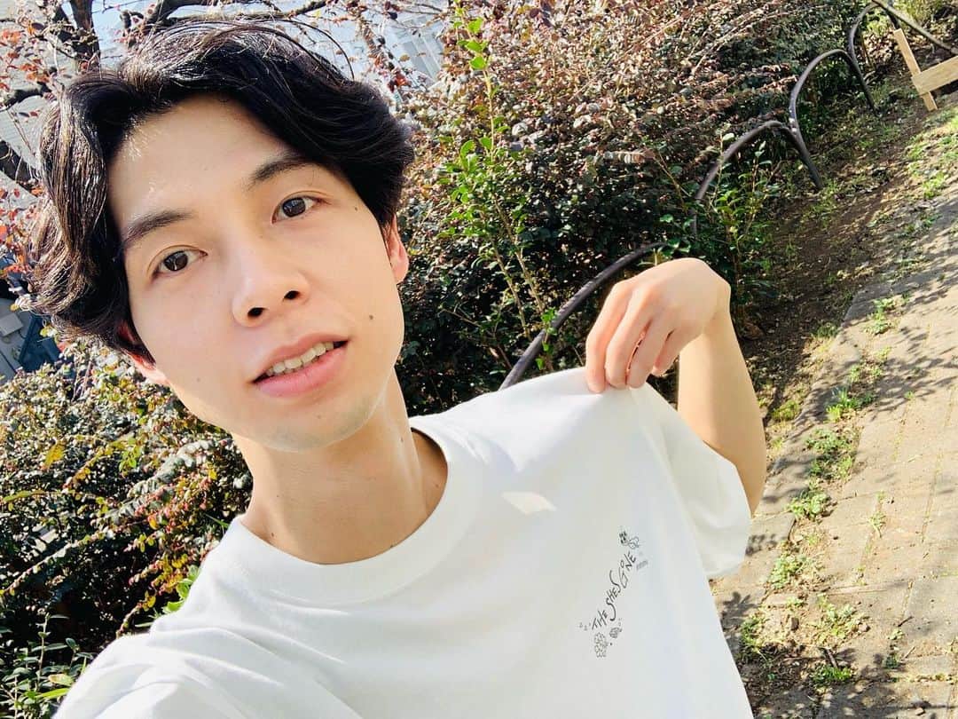 Masakiのインスタグラム：「新グッズ撮影中です。 今日半袖Tシャツ1枚で過ごせるくらいアチい☀️」