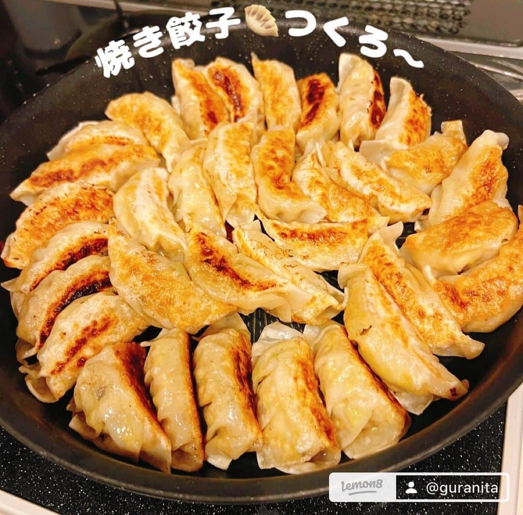 u-meK00000000 YUMIKO HORIKIRI ZUMBA のインスタグラム：「餃子の餡レシピ 山野辺 仁シェフのレシピ  をチョイアレンジ 数量：約25個程度 材料：1.豚ひき肉　150g  2.椎茸 約2個　微塵切り  3.餃子の皮　大　25枚前後1パック 　　　　　　（小 40枚2パックぐらい） 　　　4.キャベツ 100g 　　　5.白菜 100g 　　　6.長ネギ　1/3本  7.生姜　一欠片　みじん切り  8.オイスターソース　大さじ1  9.顆粒出汁　3g 　　　10. 醤油　大さじ1  11. 酒　小さじ1  　　　12. 胡麻油　大さじ1  作り方： ①しいたけ、キャベツ、ネギ、白菜、生姜をフードプロセッサーでみじん切り。 　もしくは、包丁で細かく切る ②キャベツ、白菜を合わせてボールに入れ、塩小さじ1をかけて10分ぐらい放置してから水気を絞る ③ボールに②と豚ひき肉、①でみじん切りにした他の野菜を入れ、調味料を加えてゴムベラで混ぜる ④皮に③の餡をいれて包む ---- ⑤フライパンを中火に熱して油をひき、餃子を並べ底に少し焼き色がついたら、お湯をフライパンに注ぎ、蓋をして蒸し焼きにして水分が無くなるまで飛ばします。 ⑥フライ返しで餃子をひっくり返してから胡麻油を少しひいてこんがり焼き色をつけたら完成。 #餃子レシピ #おうちごはん #保存レシピ #アレンジレシピ #リピートメニュー #簡単おかず」