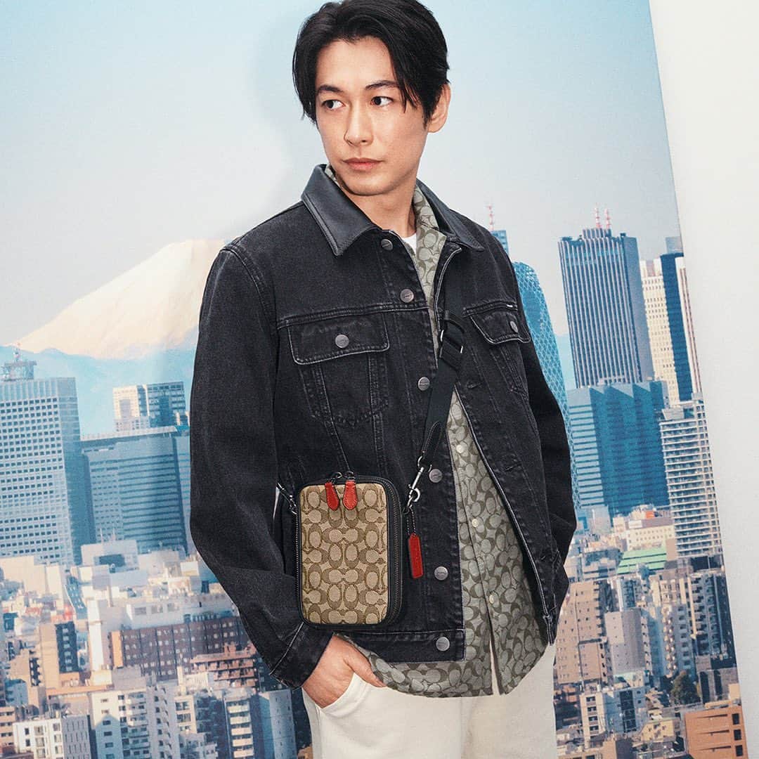 ディーン・フジオカのインスタグラム：「𝐓𝐚𝐛𝐛𝐲 𝐌𝐞𝐬𝐬𝐞𝐧𝐠𝐞𝐫 Let’s express yourself with Tabby!  🌸Coach Spring 23🌸  @coach_japan @hannamoon69  #CoachJapan #コーチタビー #InMyTabby」