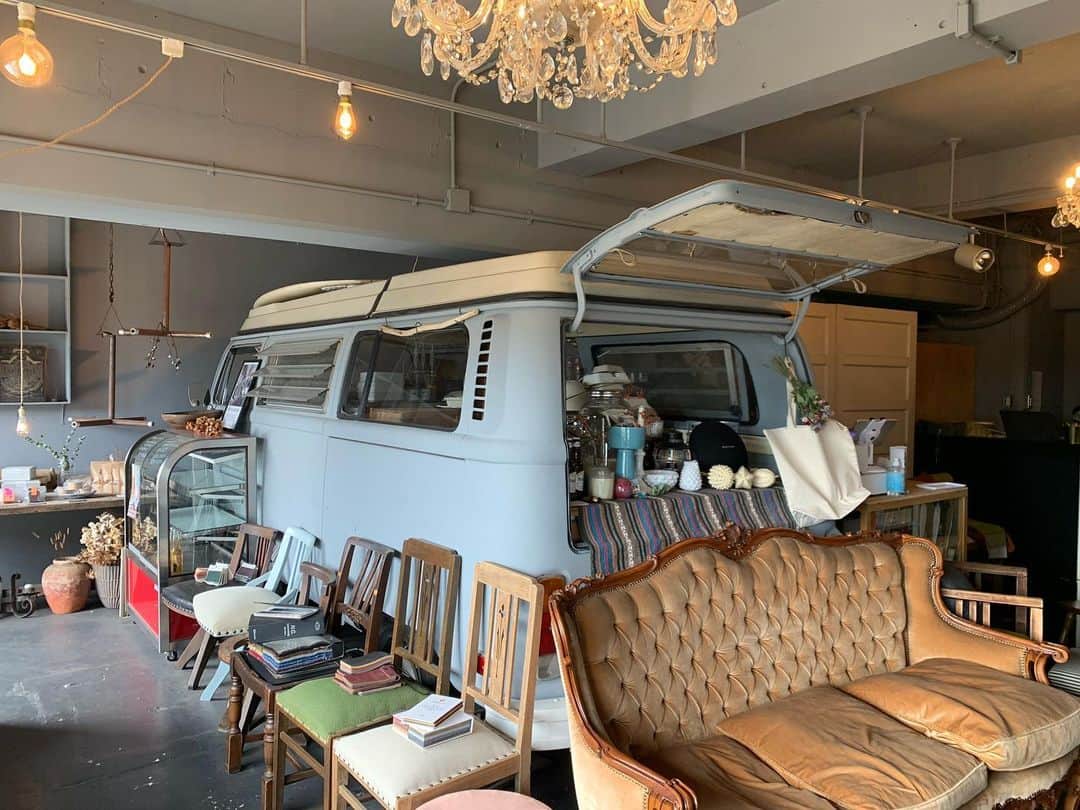 長谷川穂積のインスタグラム：「お洒落やなぁ 店の中にヴィンテージカー 周りにはさまざまなお洒落な椅子 貴族なソファ シャンデリアもお洒落 #須磨」