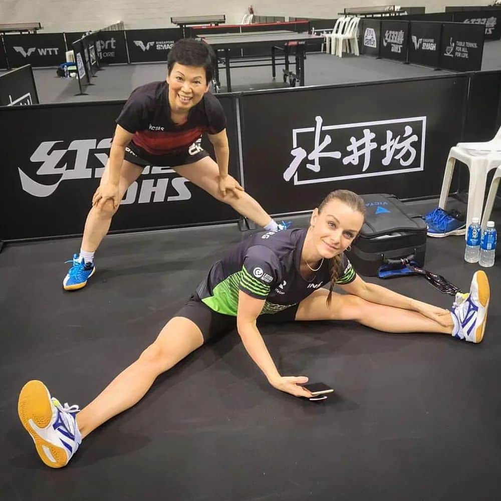 のインスタグラム：「Getting ready for the Quarterfinal against Olympic Champion Chen Meng (WR 2) and Wang Yidi (WR 3) 🇨🇳 tonight at 7:05 PM Singapore 🇸🇬 time 💪🏽   Watch our match live on @wtt Youtube channel 👀   Allez Lëtzebuerg 🇱🇺 加油 💪🏽  #LetsMakeItHappen」