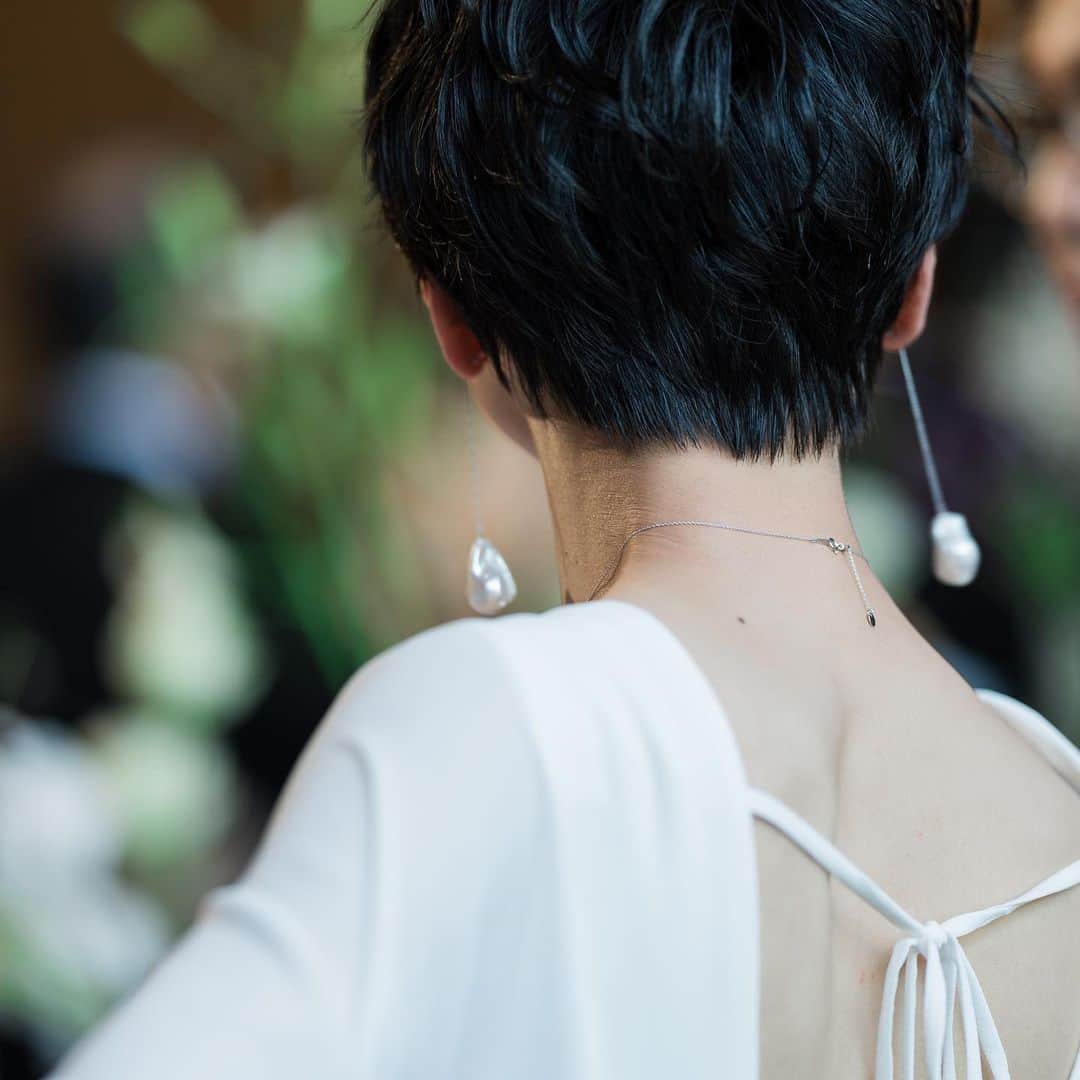 のインスタグラム：「・ backstyle♡♡  ざっくりと開いた背中に、ストラップでポイントをプラス。 バックスタイルもスタイリッシュで目を引くコーディネートに🌿  dress:  @airebarcelona  WADDOX accessory @magnoliawhite_jewelry」