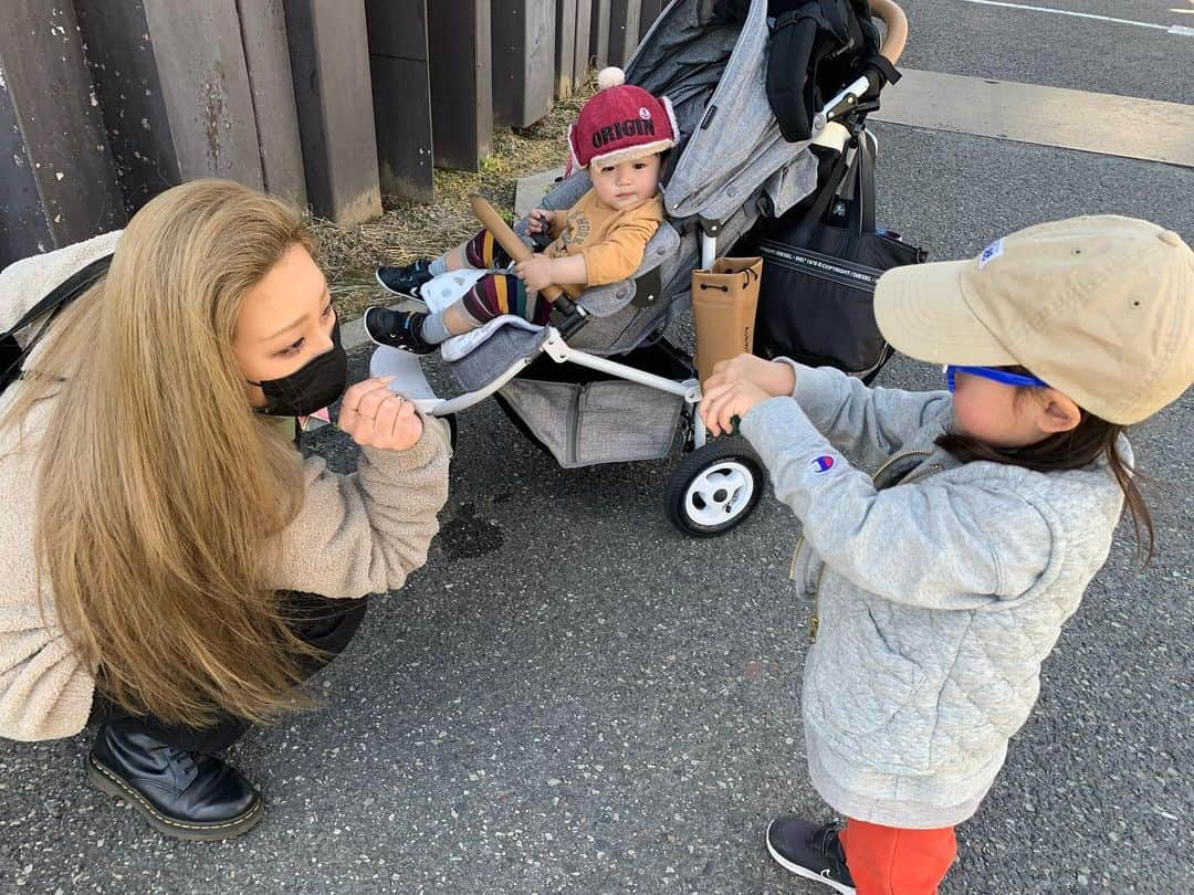 Miki Hirookaのインスタグラム：「ねーやん大阪に降臨✨(帰省がてら途中下車してくれたよ🫶)  2年ぶりに会えたー❗️ 会った瞬間のハグで密かに泣きそうになったとかならなかったとか！  子供たちともいっぱい遊んでくれてありがとう〜💛 完全に子供中心の流れに振り回してごめんね❕笑  話が1割も出来なかったからまた次回楽しみにしてるねっ😁💛  #あやみねぇ #ねーやん #同期w #いや、大先輩 #睡眠は取れてないほど調子良い #M2Fの謎」