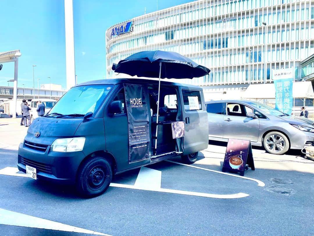 houeicoffeeのインスタグラム：「本日は成田空港1ターミナルにて、EV車より電源供給しながらコーヒー販売をしております❗️  At Narita Airport Terminal 1, we are selling coffee while supplying power from an EV car❗️  #コーヒー成田 #成田山 #コーヒー巡り #コーヒー好きと繋がりたい #コーヒー大好き #コーヒー部 #コーヒー豆専門店 #narita #コーヒーん時間 #コーヒー専門店 #コーヒーライフ #成田カフェ #成田山新勝寺 #成田空港  http://houeicoffee.com/monzen/」