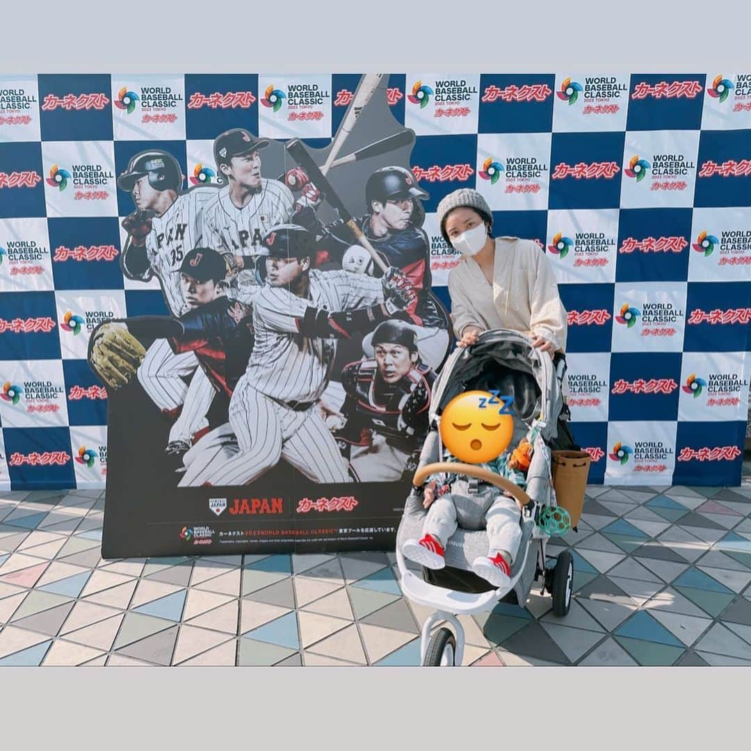 片岡安祐美のインスタグラム：「📣  気分だけ味わいにお散歩がてら東京ドームへ🏟 途中で寝ちゃった😂💦  試合はお家で観戦！！ もうちょっと大きくなったら観に行こうね⚾️✨  #wbc  #侍ジャパン  #侍japan  #日本代表  #カーネクスト」