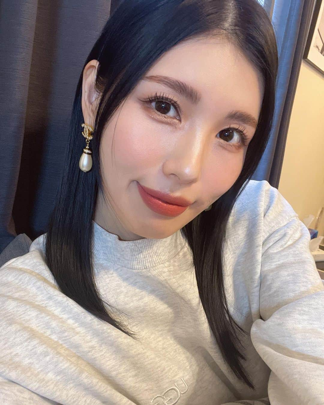 ふしみ彩香さんのインスタグラム写真 - (ふしみ彩香Instagram)「人生初の青みアッシュ🖤💙 光が当たる部分が青っぽくて可愛い〜❣️ そしてウルトワ4回目で更にサラツヤで大満足です💁‍♀️ ヘアケアこれからも頑張ろうっと！   #selfie #haircolor #髪質改善 #ウルトワ #ally」3月16日 14時39分 - tibino31