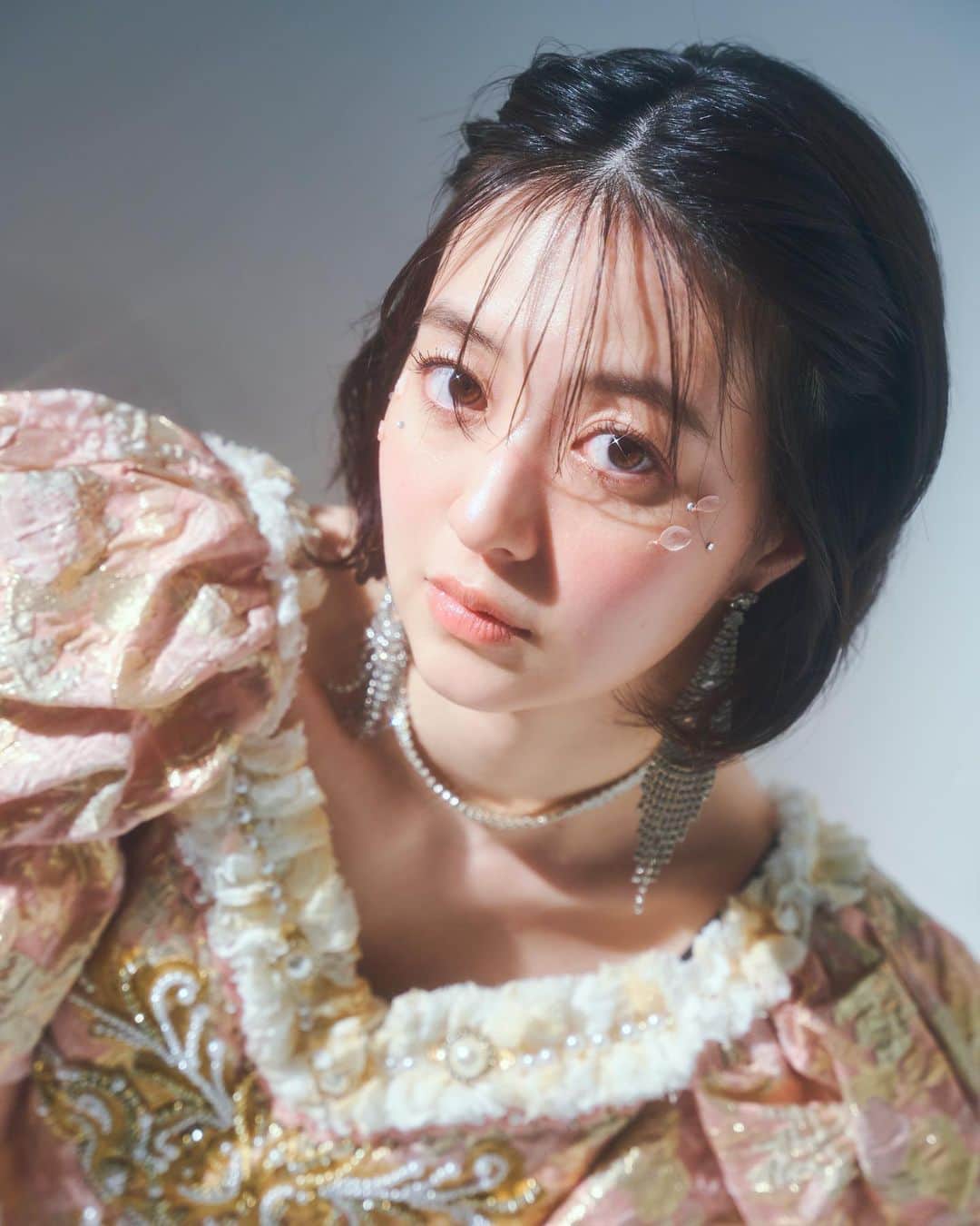 逢沢りなのインスタグラム：「写真は作品撮影のときのもの。 目元に花びらがついています…🌸  桜が開花し始めましたね。 みなさんはお花見の予定はありますか⁇☺️」