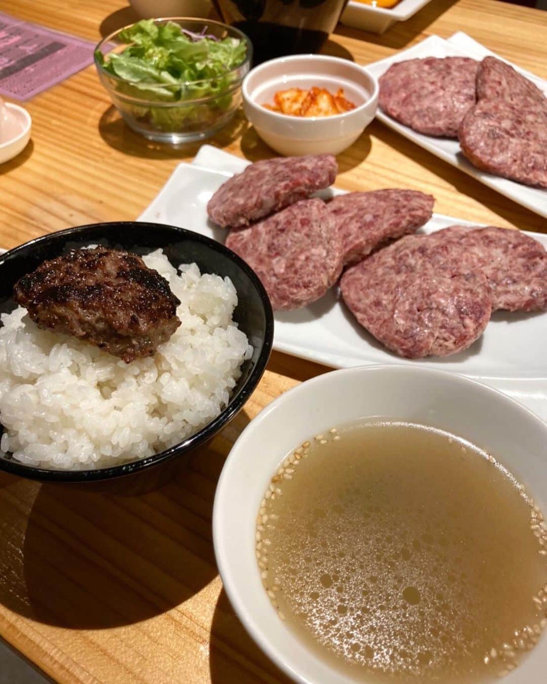 小川理子さんのインスタグラム写真 - (小川理子Instagram)「東京ドーム近くの焼肉やさん 「恋と、焼肉。」でランチ‼︎  鉄板焼き 和牛100%ハンバーグセット♡  ハート♡の型のハンバーグから焼いたよ😍かわいいー！ そしてしっかりとした肉の食感、、おいしー🤤  ソースや薬味が6種類用意されてるから自分の好みで食べれるけど、なにもつけないままでも、じゅうぶんおいしかったよ✨  「めざましテレビ」の番組内でも紹介されたり、注目なお店。 ライス、スープ、キムチ、サラダのおかわりもサービスだから、いっぱい食べたい方にも嬉しい‼︎  店内は綺麗だし、服や髪に匂いがつくと思ったけど全然大丈夫でした🙆‍♀️  みんな喜ぶ、大満足ランチでした♡また行こうー！  PR @koito.yakiniku #koiniku #水道橋グルメ #東京グルメ #ハンバーグ #焼肉グルメ #恋と焼肉 #水道橋ランチ #コスパランチ #東京ランチ巡り #東京ドーム近く #食いしん坊万歳」3月16日 14時56分 - ogawariko11