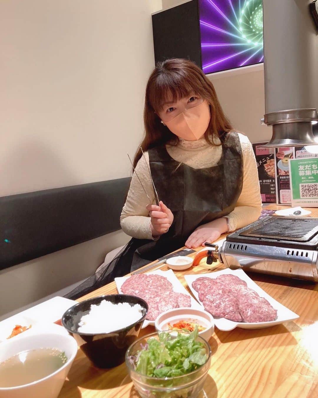 小川理子さんのインスタグラム写真 - (小川理子Instagram)「東京ドーム近くの焼肉やさん 「恋と、焼肉。」でランチ‼︎  鉄板焼き 和牛100%ハンバーグセット♡  ハート♡の型のハンバーグから焼いたよ😍かわいいー！ そしてしっかりとした肉の食感、、おいしー🤤  ソースや薬味が6種類用意されてるから自分の好みで食べれるけど、なにもつけないままでも、じゅうぶんおいしかったよ✨  「めざましテレビ」の番組内でも紹介されたり、注目なお店。 ライス、スープ、キムチ、サラダのおかわりもサービスだから、いっぱい食べたい方にも嬉しい‼︎  店内は綺麗だし、服や髪に匂いがつくと思ったけど全然大丈夫でした🙆‍♀️  みんな喜ぶ、大満足ランチでした♡また行こうー！  PR @koito.yakiniku #koiniku #水道橋グルメ #東京グルメ #ハンバーグ #焼肉グルメ #恋と焼肉 #水道橋ランチ #コスパランチ #東京ランチ巡り #東京ドーム近く #食いしん坊万歳」3月16日 14時56分 - ogawariko11