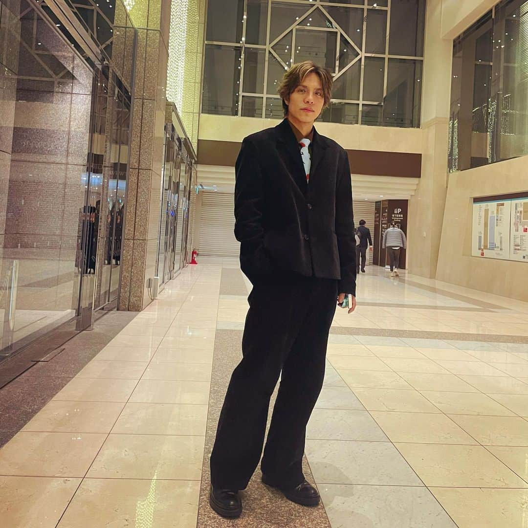 Jeityさんのインスタグラム写真 - (JeityInstagram)「🤵‍♂️🤵‍♂️🤵‍♂️  🧚‍♂️  #黒コーデ  #スーツ男子 #Jeity #ノーブルマン」3月16日 14時53分 - yuuki_matsuri