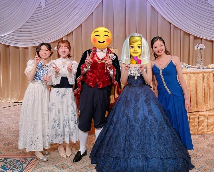 ゆりめりのインスタグラム：「先週末、結婚式でパフォーマンスさせていただきました💐💕  7年前の歌王2016でお世話になったディレクターさんの結婚式。 当時中学生でまだまだガキンチョの私たちに密着してくださった方でした！笑 本当にその一度の出会いだったのに、時々ライブにもきてくださったり連絡もちょこちょこいただいたりしていて、なんと今回結婚式で、というお話をいただきました😭✨  本当に素敵な式でした。 お二人を心の底からお祝いしたい！というみなさんの気持ちが伝わってきて、この空気感はお二人のお人柄が生み出しているんだなと思いました✨  パフォーマンスは私たちのオリジナル曲を一曲と、 新婦のご友人の藤岡里沙乃さんとのコラボでアリエルの曲を披露させていただきました🧜‍♀️ めっちゃ一瞬で終わってしまったステージだったけど、一生の思い出に残る大切な時間でした✨私たちを選んでくださり、本当にありがとうございました💐🥰 改めて本当にご結婚おめでとうございます！！！」