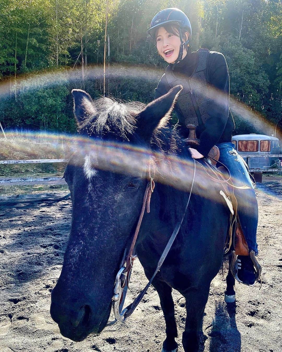 十碧れいやさんのインスタグラム写真 - (十碧れいやInstagram)「.  ずっとずっとずっとやってみたかった乗馬🐴✨ ついに叶いました〜♡  はじめての乗馬は乗り方から 手綱の扱い方を丁寧に教えてもらい 歩行からの小走りまでを一通り。 そして、竹藪散策まで☺️  私が乗ったお馬さんはシーザリオという名前でとってもいい子で♡ お馬さんは人の気持ちが分かるってよく言いますが、 背中に乗せてもらってとても癒されました✨  時代もののお芝居で見る乗馬シーンのように颯爽と走ることは、まだできないけどいつかできるようになったら気持ちいいだろうなぁ✨  #乗馬 #馬 #乗馬体験 #念願 #憧れ #楽しかった #癒され旅 #休日 #休日の過ごし方」3月16日 15時02分 - reiya_toa