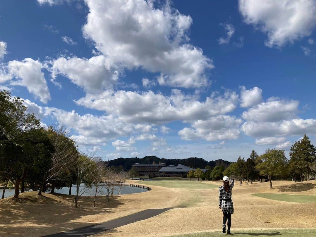 相川友希のインスタグラム：「golf日和♡ 3月にここへこれたの嬉しいなっ🥰 人生で初めて足を踏み入れたゴルフ場がここ♡#グレートアイランド　#思い出　#伊藤園レディース　#お菓子 桜が咲いたらまた来たいなっ#🌸　#18番ホール　#犬  #お花見ゴルフ　#わくわく出来るゴルフ場　#大きくなったよ #ゴルフ　#golf #サウナ　#ゴルフコンペ　#⛳️ 花粉症の薬を寝る前に飲んでればゴルフ乗り切れる♡ #花粉症　#花粉症との付き合い方　#身体のしくみ  #ゴルフコーデ　#ゴルフウエア @michiko_london_golf 茂原へようこその日だった！！」