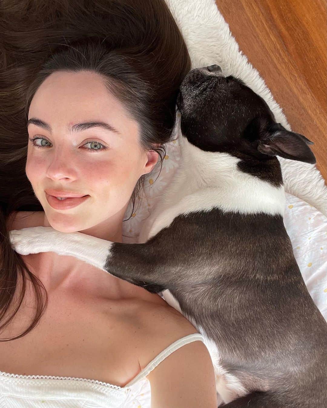 ELOUISE MORRISのインスタグラム：「Cuddles with my boy B 🐶❤️✨」