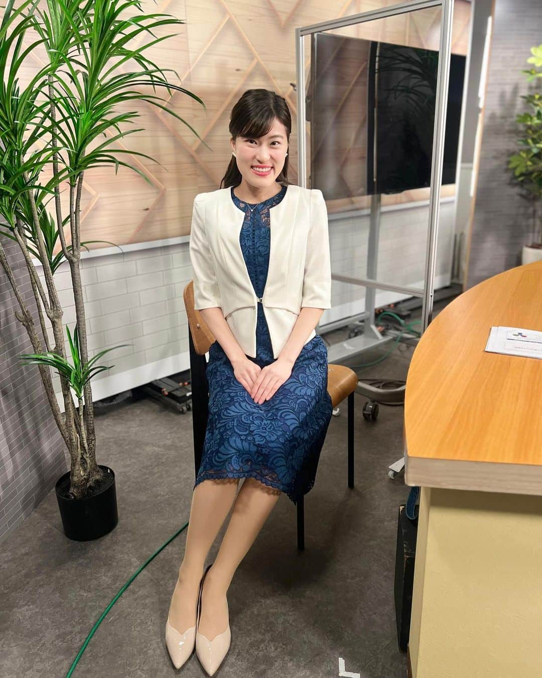 竹内里奈さんのインスタグラム写真 - (竹内里奈Instagram)「🎤👗  今年度は最後の 東京リカレントナビの収録でした☺︎  本日の専門家の先生のお話も、 大変興味深く面白かったです！！ またアップします💍  衣装はカッチリめに(ง •̀_•́)ง  ・ ・ ・ ・ ・ ・ ・ ・ #東京リカレントナビ #大人の学び直し #リスキリング #mc #キャスター #対談 #アナウンサー #女子アナコーデ #スーツコーデ #ジャケットコーデ #白ジャケット #レースワンピース #フリーアナウンサー #竹内里奈」3月16日 15時31分 - rina.takeuch