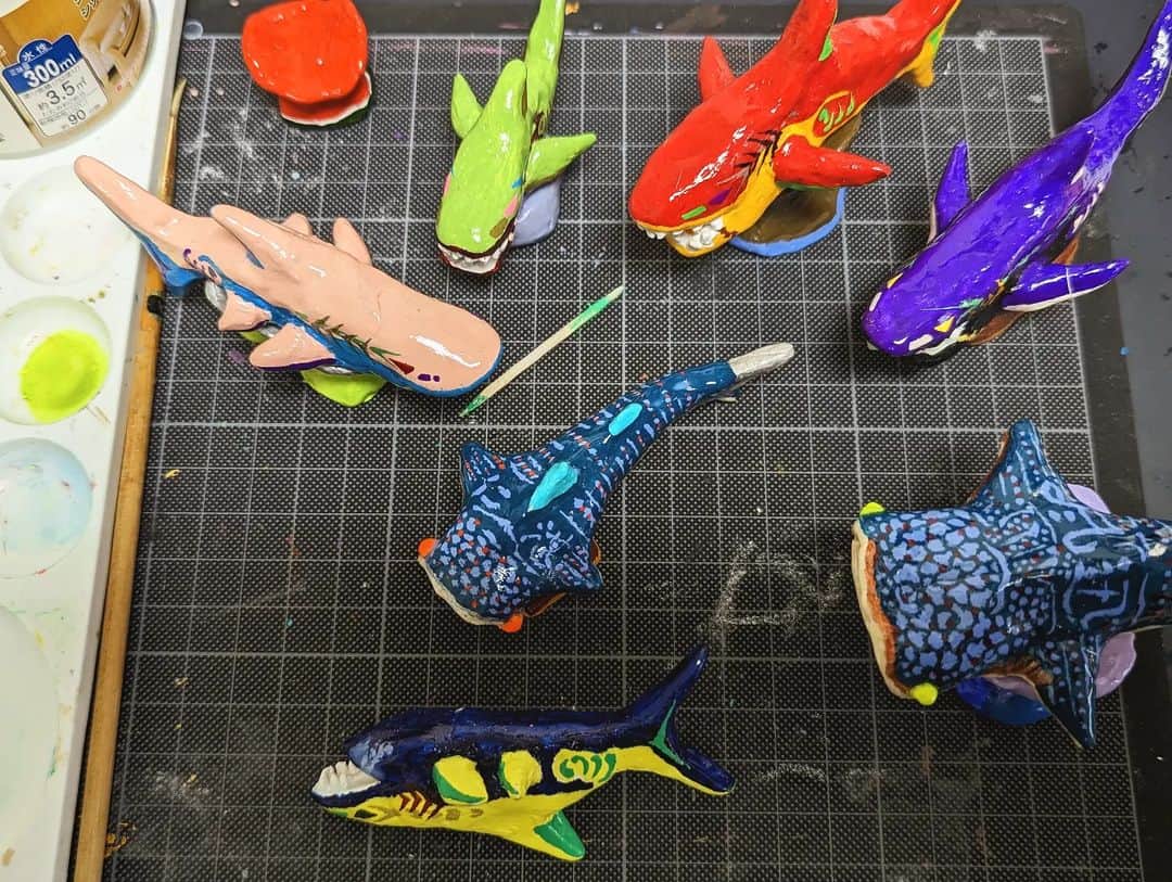 のインスタグラム：「鮫作り⁡ ⁡⁡ #sharks⁡ ⁡#paperclayarts」