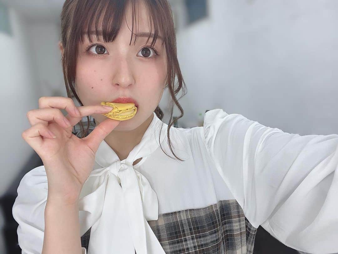 竹本茉莉のインスタグラム：「. 3月があっという間に半分過ぎてびっくりしています😳 皆さんいかがお過ごしですか？ 私は確定申告と花粉症と戦いながら人間ドックに行ったり、進撃の巨人を1話から見直したりしてました💭 ホワイトデーにいただいたマカロンたち🍭 お菓子でいちばんマカロンが大好き！ ちょびっとずつ食べようと思ってたのに2日で全部食べ切ってしまったよ😂」