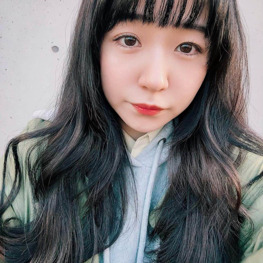 設楽エリカのインスタグラム：「・・ 今日は久しぶりに始発からの撮影でした🎥 相変わらず細々と、 最近は再現Vとかにちょこちょこ出たりしています👀  撮影は朝の間に終わったので、 原宿に買い物に行きました。  春夏用の化粧品を新調して とっても気分が良い🌸  自撮りアプリについていた自動ニキビ消しの機能が、 私の泣きぼくろまでも ツルツルに消しさってくれました。 ありがとう🫶返して🫶  #自撮り」