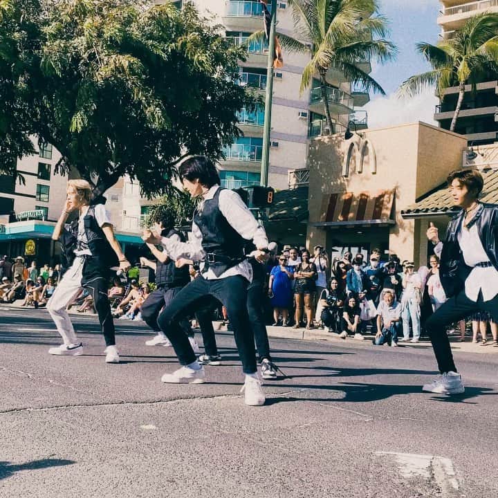 のインスタグラム：「Honolulu Festival 2023 ✨ ✨ ✨ インスタライブに ご参加くださった皆さん🥹 ありがとうございました❣️  たくさんの観光客の方や 地元の方々に お会いすることができました‼︎  このパレードは 主催者の旅行会社JTB及び 地元の企業の皆様 Crossing Rainの 家族や友人たち ファンプロジェクトが みんなで協力しながら 彼らをサポートすることで 初出演させて頂くことができました。  今までデビューしてから たった1年を過ぎたところですが 様々なことを いつも皆んなで 話し合いながら 前に進んで来ました。  一歩一歩 歩んできた この男の子たちを 温かく見守り続けて下さる たくさんの方々に 感謝しかないです🥹💓  日本から このInstagramを通じて 応援してくださっている皆様✨✨✨  本当にありがとうございます‼︎  Thanks a million @honfestival  @batterybills   @crossingrain  @xr_monarch  @xr_jorden  @xr_devin  @xr_iamasher  @xr_shotaro」