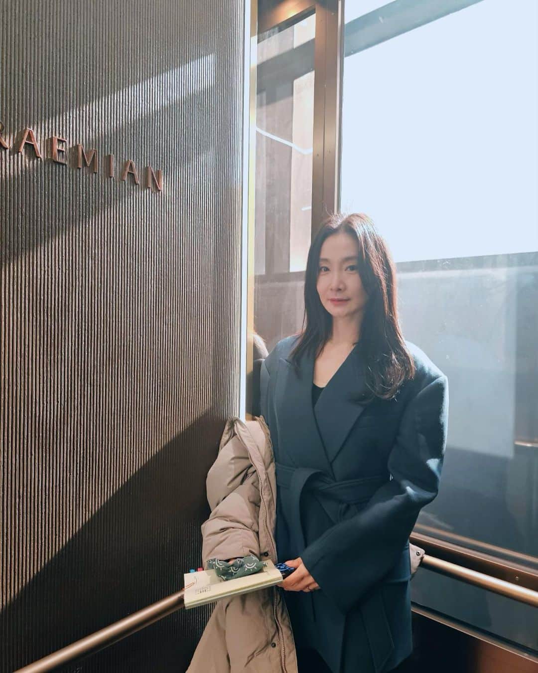 パク・ヒョジュのインスタグラム：「팔 한쪽 못뺌 🤓」