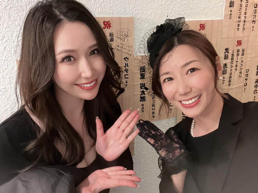 佐山愛さんのインスタグラム写真 - (佐山愛Instagram)「❤︎  加藤ちゃん @ayano_kato929 が出演している舞台、「ソウサイノチチル」の初日行ってきました✨  コメディだよと聞いていたのにまさかまさかの展開で🙄 何度涙を堪えるために"あの子"の顔を見たことか😂  お仕事前に観劇すると顔ぐしゃぐしゃになるので要注意です！  けど、叶うのであれば私は何もない日に行って顔面ぐしゃぐしゃになるまで全力で楽しみたい🥺  本当にめちゃくちゃおもしろかった！！  そして加藤ちゃんの熱演ぶりがエグい！！  みんなも是非観劇してほしい♡  そしたらネタバレしない程度にコメントしてね！  #ソウサイノチチル2023」3月17日 2時54分 - ai_sayama0108