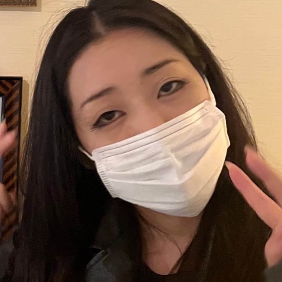 中野聡子（日本エレキテル連合）のインスタグラム：「目死に。 細貝さんやうさまるちょぴーのテープメイクで酷使して重度の眼瞼下垂になってしまいました。もう目が半分しか開かない。 がこれも勲章。 あと、まつ毛も一部欠損した。そこにはもう生えないのだ。」