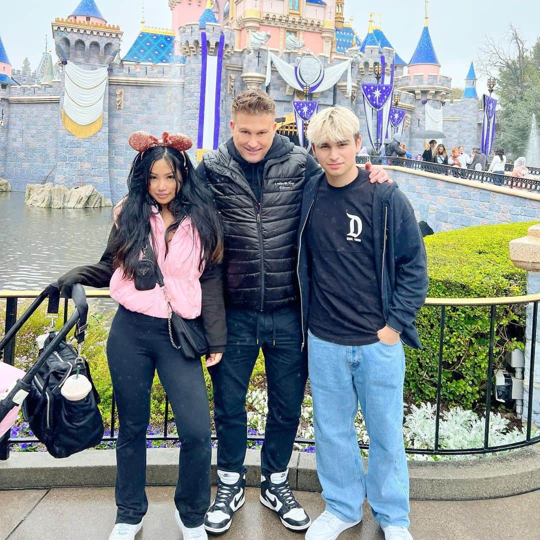 エリーゼ・エストラーダのインスタグラム：「When you do the VIP Disneyland experience and it rains the whole day and your baby sleeps through most of it…you still capture the moments 🙏😅🤍 Happy Thursday loves 🤍」