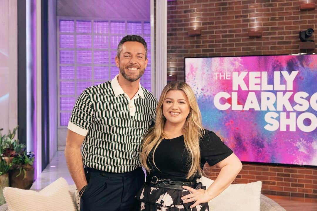 ザッカリー・リーヴァイのインスタグラム：「Any day that starts with singing with @kellyclarkson is a great day! 💃🏻 🎤 Tune in TODAY on the @kellyclarksonshow   Styled by: @warrenalfiebaker  Shirt: @wearebound  Pants: @suitsupply  Shoes: @dukedexter  Grooming: @mnmachado」