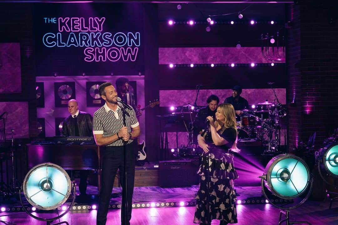 ザッカリー・リーヴァイさんのインスタグラム写真 - (ザッカリー・リーヴァイInstagram)「Any day that starts with singing with @kellyclarkson is a great day! 💃🏻 🎤 Tune in TODAY on the @kellyclarksonshow   Styled by: @warrenalfiebaker  Shirt: @wearebound  Pants: @suitsupply  Shoes: @dukedexter  Grooming: @mnmachado」3月17日 1時40分 - zacharylevi