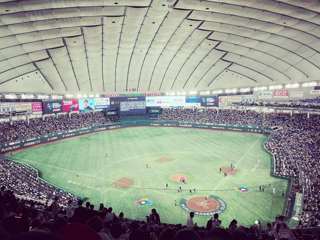 西川大貴のインスタグラム：「. . 2023.03.16  WBC準々決勝＠東京ドーム  大谷翔平が投げて打ち、ダルビッシュ有がおそらく日本最後の投球を見せ、 我らがオリックスからメジャーへと旅立つ吉田正尚を、 声出し解禁になったドームで鼓舞し、そして…最終打席、あのホームラン…。  これが全て詰め込まれた、まさにお祭りのような試合。  バックネット裏。私は上段。 特別な夜になった。  １番打者として活躍を続けるヌートバー。 不振を脱した村上に、骨折しながらも出場を続ける源田。 WBCはお祭り！でも今年は色んなストーリーが色濃く見えて、心が躍る。  ああ… 野球はいいものだ。 これからの人生、ずっと野球を見ていくのだろう。 そして、あの時はああだった、あのWBCはああだったと語り合いたい。  何があっても、きっと野球はそこにあるだろう。  それがうれしい。 それがうれしい。」