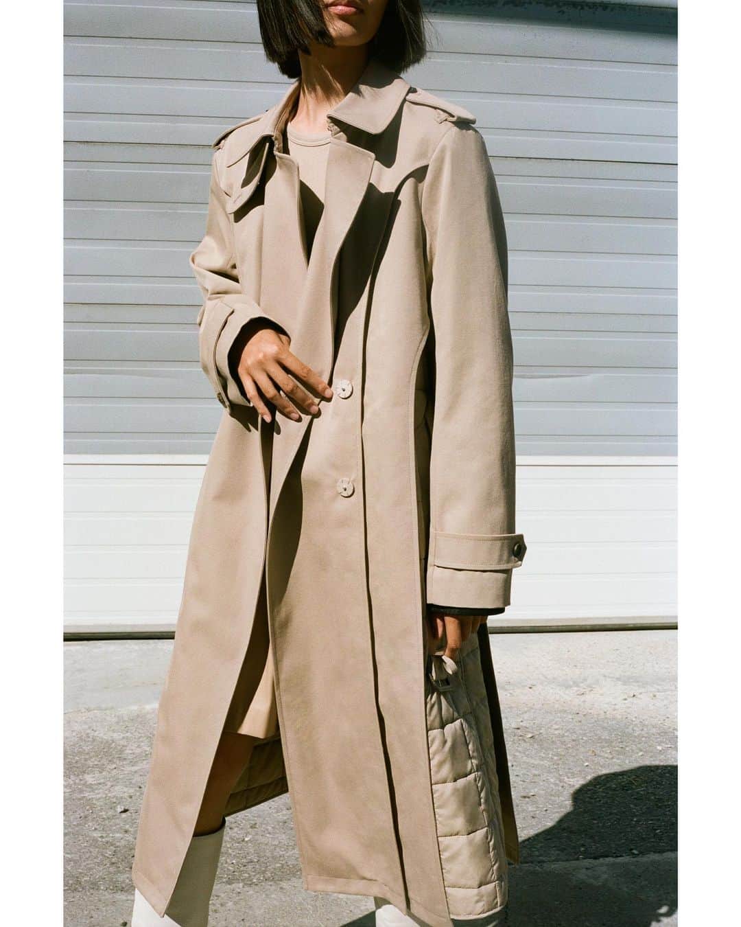 マッカージュのインスタグラム：「Technically Speaking  Reimagining the trench coat with a protective 3-layer shell.   #aestheticsthatprotect」