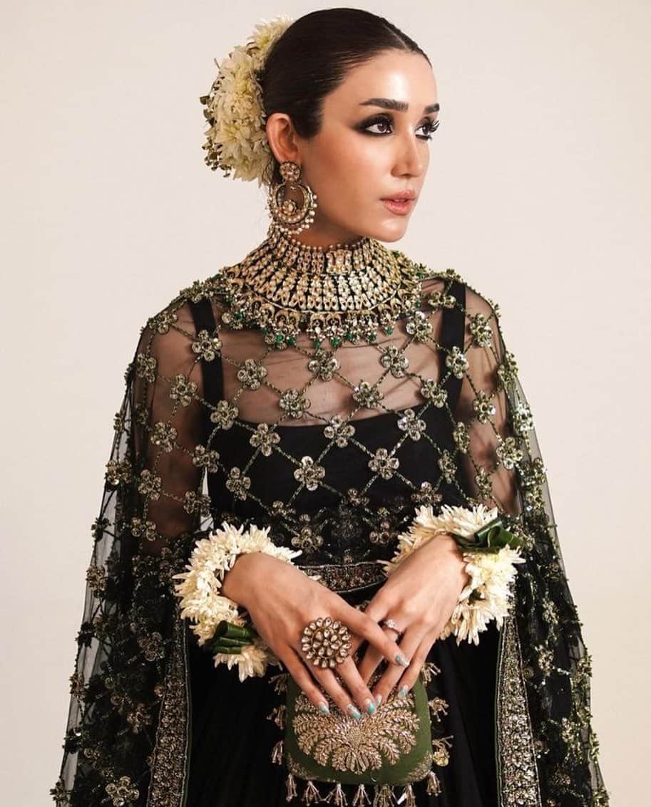のインスタグラム：「Black beauty 🖤  #indianstreetfashion @indianstreetfashion #indianwedding #weddings #wedding #weddingsofinstagram #instawedding  #bridesofindia #bridesofinstagram #indianbridaloutfit #bridaloutfit #weddinglook  #bridestyle #jewellery #weddinginspo #weddingplanner #weddingblogger #couture #weddingjewellery #stylefile #bridalbeauty #weddingseason #indiandesigner #indianfashion」