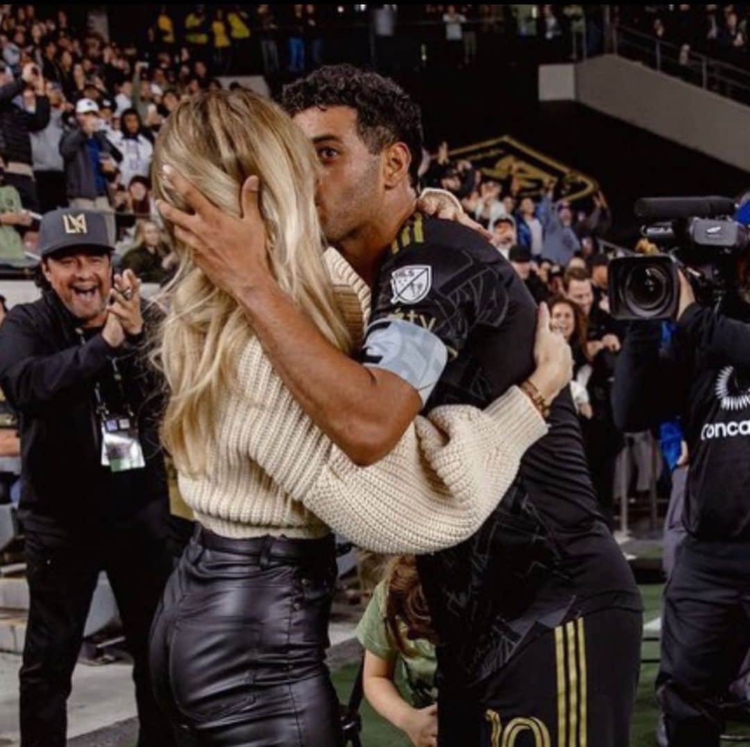 カルロス・ベラのインスタグラム：「🖤💛」