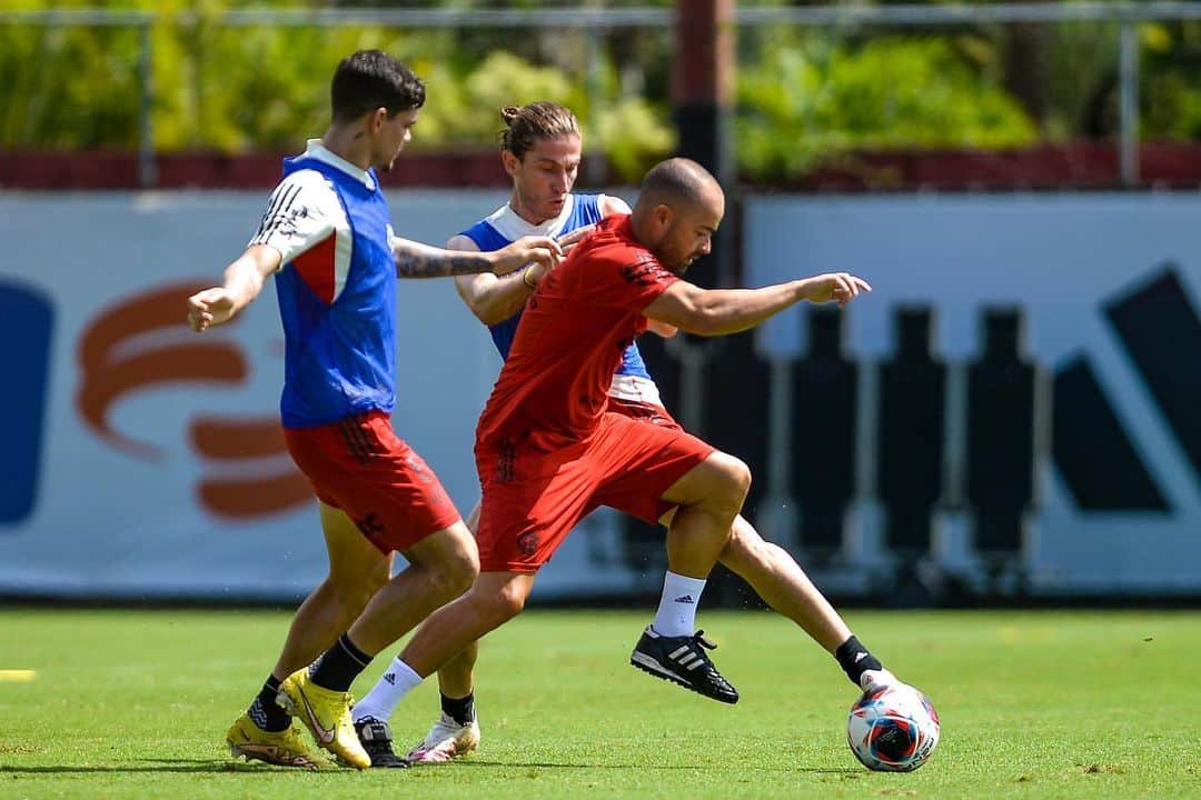 フィリペ・ルイスさんのインスタグラム写真 - (フィリペ・ルイスInstagram)「❤️🖤👍🏻 finalmente 100% Vamos com tudo @flamengo   📸: @marcelocortes_」3月17日 2時17分 - filipeluis