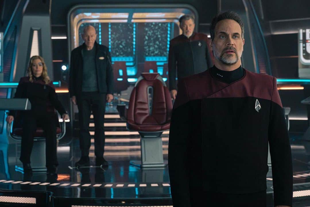 ジェリー・ライアンのインスタグラム：「What’s Seven thinking here…? Yes, probably that the Commander’s chair isn’t NEARLY as spinny with that console in the way. But GO WATCH Episode 5, available now on @paramountplus  @startrekonpplus #startrekpicard」