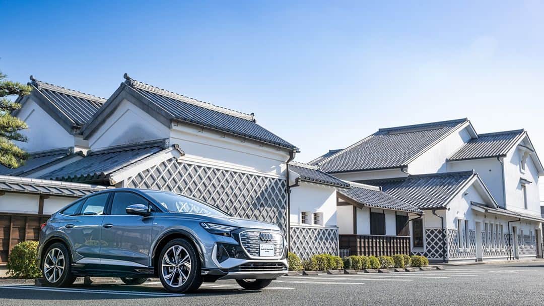Audi Japan Sales / アウディジャパン販売のインスタグラム：「【Audi Q4 Sportback e-tronで走る、東海道ロングドライブ（後編）】  Audiの電気自動車史上、最長一充電走行距離を走るプレミアムコンパクトSUV のAudi Q4 Sportback e-tron。 そんなAudi Q4 Sportback e-tronに乗って、東京から大阪までを東海道を通って満喫するロングドライブを2回に分けてご紹介中です。  後編では、愛知から大阪までの歴史の舞台となった建物やスポットに、Audi Q4 Sportback e-tronと一緒に走り抜けます。  東海道ロングドライブは、#AJS のオフィシャルサイトにてご覧いただけます。  @audi.japan.sales  #Audi #Audievent #audiq4sportbacketron #AJS #myaudi #audistyle #car #旅 #アウディ #ドライブ #車 #愛車 #外車 #ドイツ車 #車好き #車好きな人と繋がりたい #アウディ女子 #車好き男子 #豊橋市二川宿本陣資料館 #カクキュー八丁味噌 #熱田神宮 #七里の渡跡  #関宿」